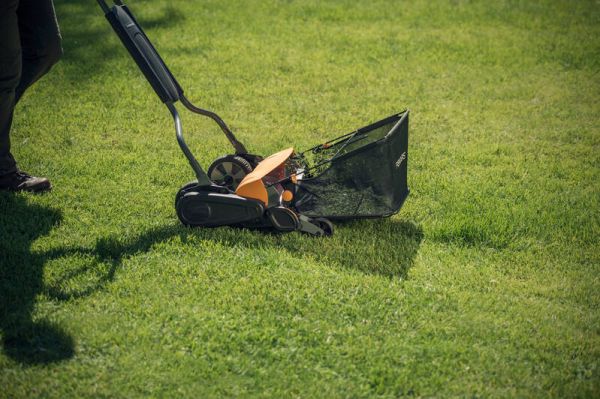 Fiskars StaySharp Max Reel Lawn Mower Grass Catcher 1000591 1000592